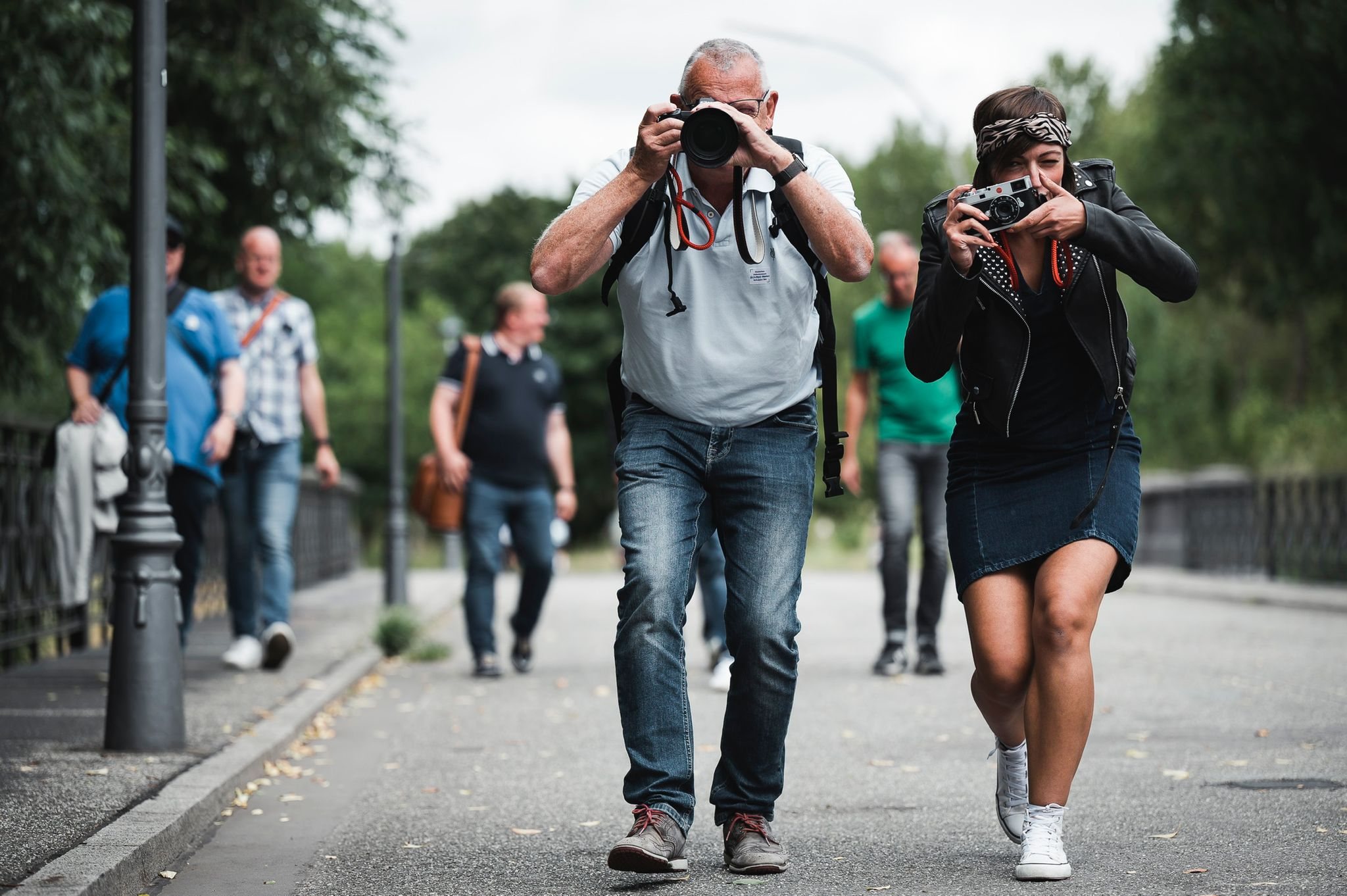 Zwei Menschen fotografieren mit ihren Kameras in Hamburg